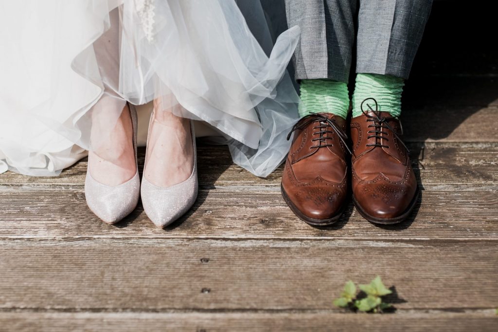 Die ein oder anderen von uns erinnern sich noch mit einem Lächeln an den Hochzeitstag, als sie jung und übermütig waren. Bildquelle: © Marc a Sporys / Unsplash.com