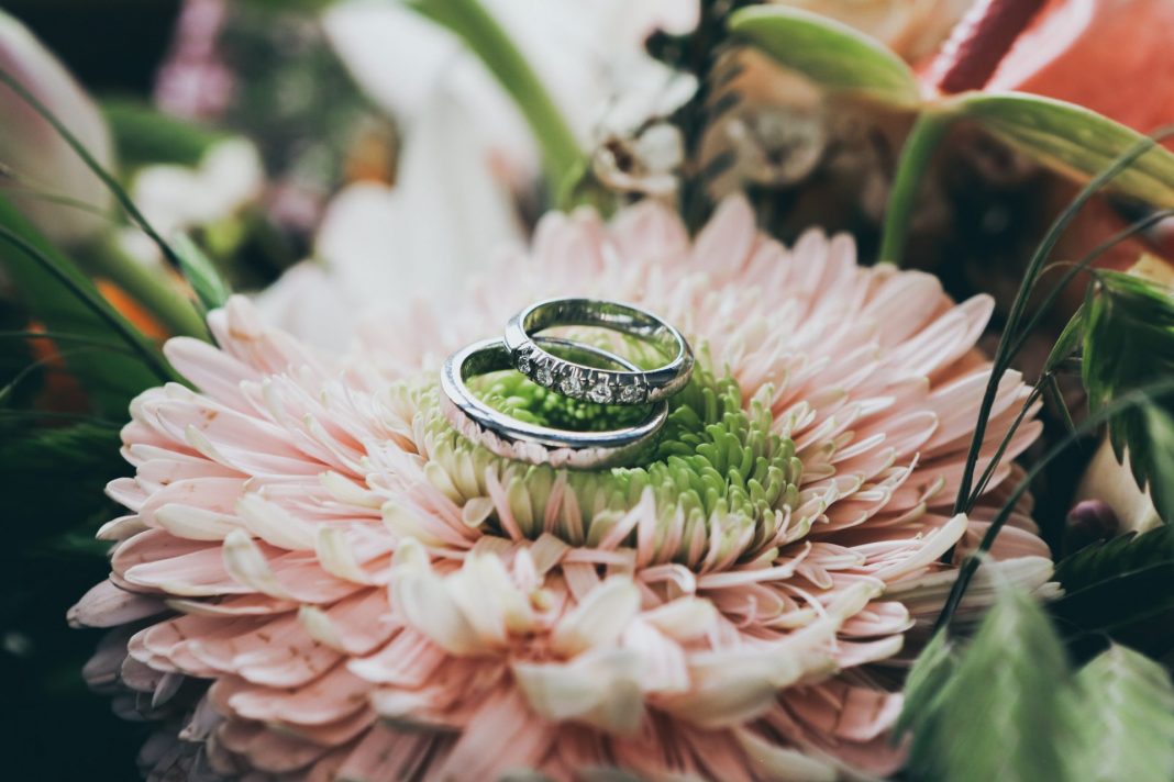 Die Silber- oder Goldhochzeit sind die ideale Gelegenheit die Eheringe noch einmal zu erneuern. Bildquelle: © Nick Karvounis / Unsplash.com