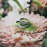 Die Silber- oder Goldhochzeit sind die ideale Gelegenheit die Eheringe noch einmal zu erneuern. Bildquelle: © Nick Karvounis / Unsplash.com