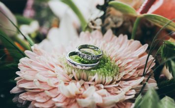 Silberhochzeit: Gute Gründe und Tipps, die Eheringe zu erneuern Die Silber- oder Goldhochzeit sind die ideale Gelegenheit die Eheringe noch einmal zu erneuern. Bildquelle: © Nick Karvounis / Unsplash.com