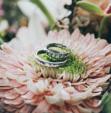 Silberhochzeit: Gute Gründe und Tipps, die Eheringe zu erneuern Die Silber- oder Goldhochzeit sind die ideale Gelegenheit die Eheringe noch einmal zu erneuern. Bildquelle: © Nick Karvounis / Unsplash.com