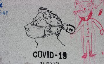 Coronaschutz für Risikogruppen – Tipps für den Frühling Vor allem jetzt, wenn es wärmer wird, ist es nach wie vor wichtig die Maske zum Schutz zu tragen. Bildquelle: © Lasma Artmane / Unsplash.com