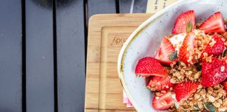 Tipps zum Abnehmen für die Generation 59plus Vor allem in der Spargel- und Erdbeerzeit fällt das Abnehmen allein aufgrund des saisonalen leckeren Obst und Gemüses nochmal leichter. Bildquelle: © Louis Hansel / Unsplash.com