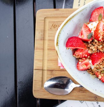 Tipps zum Abnehmen für die Generation 59plus Vor allem in der Spargel- und Erdbeerzeit fällt das Abnehmen allein aufgrund des saisonalen leckeren Obst und Gemüses nochmal leichter. Bildquelle: © Louis Hansel / Unsplash.com