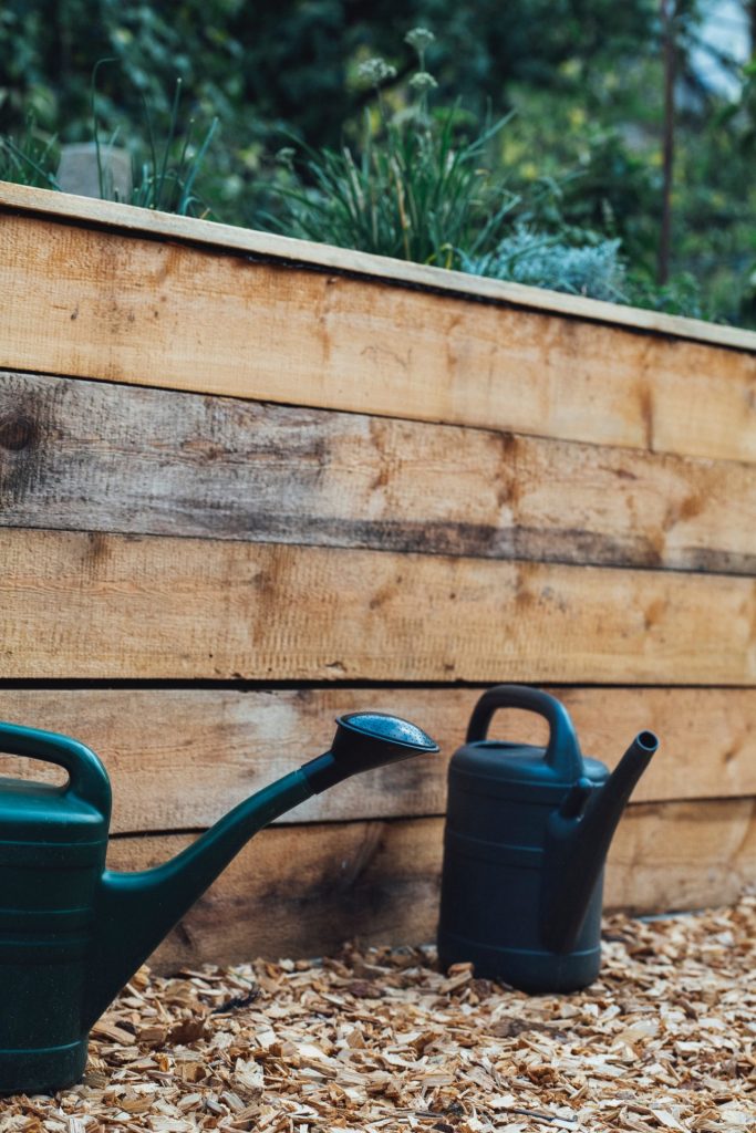 Ein Hochbeet kann sogar auf dem Balkon seinen Platz finden und schon unseren Rücken enorm bei der Gartenarbeit. Bildquelle: © Markus Spiske / Unsplash.com