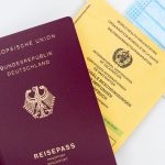 Neben den Ausweispapieren ist der Impfpass seit Corona ein zwingend notwendiges Reisedokument. Bildquelle: © Markus Winkler / Unsplash.com