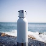 Die eigene Trinkflasche mit Wasser oder Tee sollte in jedem Fall immer dabei sein. Bildquelle: © Nubelson Fernandes / Unsplash.com