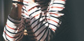 Sommermode 2021: Mustertrends für Best-Ager Streifen sind klassisch und dennoch aus der Sommermode 2021 nicht weg zu denken. Bildquelle: © Ty Williams / Unsplash.com