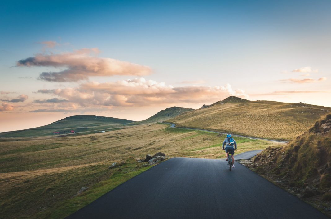 Auch anspruchsvolle Gegenden wie die Berge sind mit einem E-Bike absolut entspannt zu bewältigen. Bildquelle: © David Marcu / Unsplash.com