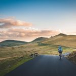 Auch anspruchsvolle Gegenden wie die Berge sind mit einem E-Bike absolut entspannt zu bewältigen. Bildquelle: © David Marcu / Unsplash.com