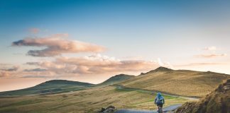 Mit dem Auto in den Urlaub – eine Anhängerkupplung für den einfachen Fahrradtransport Auch anspruchsvolle Gegenden wie die Berge sind mit einem E-Bike absolut entspannt zu bewältigen. Bildquelle: © David Marcu / Unsplash.com