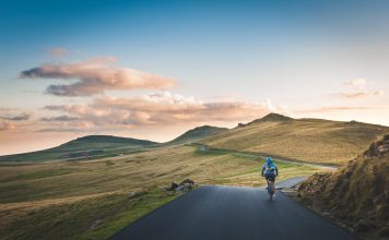 So finden Sie das richtige E-Bike für sich Auch anspruchsvolle Gegenden wie die Berge sind mit einem E-Bike absolut entspannt zu bewältigen. Bildquelle: © David Marcu / Unsplash.com