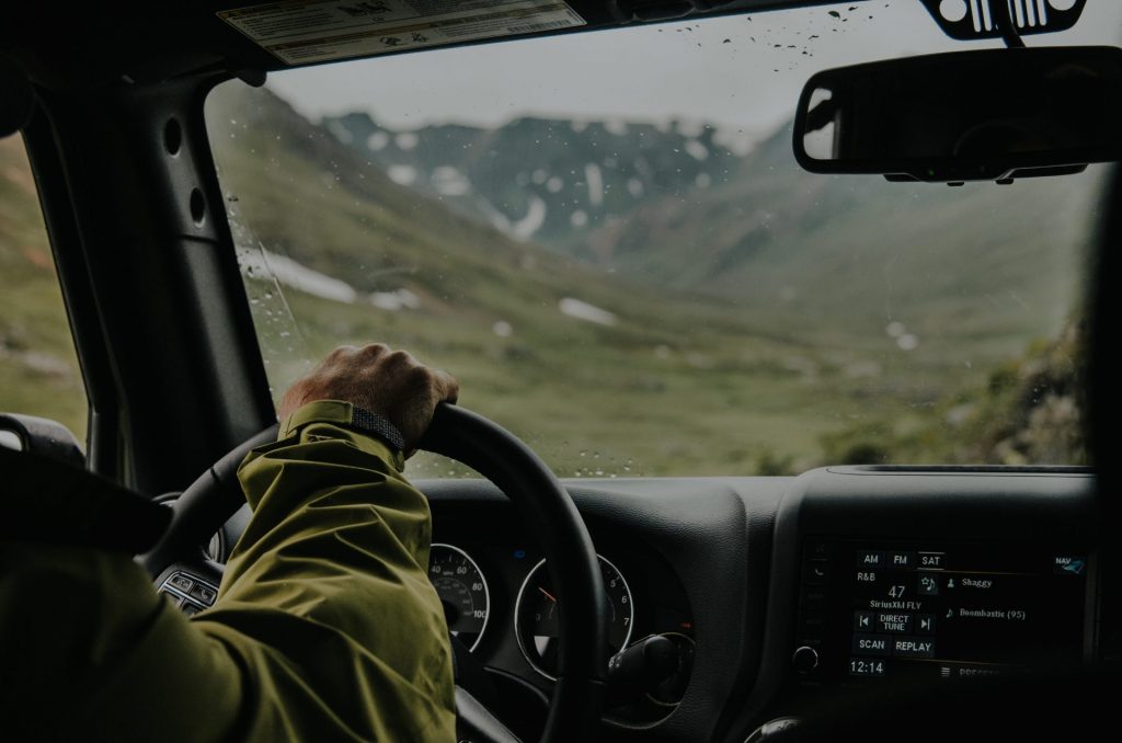 Dank moderner Anhängerkupplungen lässt sich das Fahrrad ganz leicht mit in den Urlaub nehmen: Bildquelle: © Morgan Mcdonald / Unsplash.com