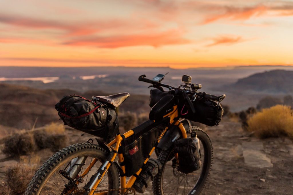 Gut geplant und gut gepackt - Urlaub mit dem Fahrrad. Bildquelle: © Patrick Hendry / Unsplash.com