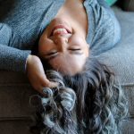 Graue Haare und Haarausfall sind schon lange keine Frage des Alters mehr. Bildquelle: © Natasha Brazil / Unsplash.com