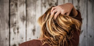 Ursachen für Haarausfall: Was kann man dagegen tun? Wenn die Haare auf einmal dünner und weniger werden, gibt es unterschiedlich Möglichkeiten dagegen vor zu gehen. Bildquelle: © Tim Mossholder / Unsplash.com