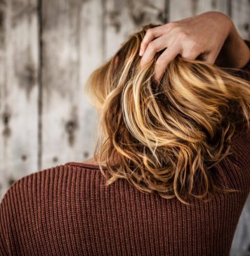 Ursachen für Haarausfall: Was kann man dagegen tun? Wenn die Haare auf einmal dünner und weniger werden, gibt es unterschiedlich Möglichkeiten dagegen vor zu gehen. Bildquelle: © Tim Mossholder / Unsplash.com