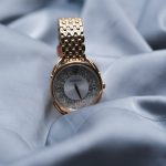Ob aufwendig mit Edelsteinen verarbeitet oder klassisch zeitlos, eine hochwertige Uhr lässt das herz von Liebhabern höher schlagen. Bildquelle: © Laura Chouette / Unsplash.com