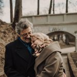 Warum nicht auch mal ein Date? Das Thema Sexualität hat auch im Alter noch immer eine wichtige bedeutung. Bildquelle: © Renate Vanaga / Unsplash.com