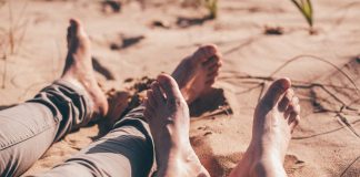 Fersenschmerzen: Ursachen, Symptome und Therapie Fersenschmerzen können einen ganz unterschiedlichen Ursprung haben, sind aber leider oft sehr schmerzhaft. Bildquelle: © Angelo Pantazis / Unsplash.com