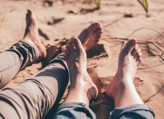 Fersenschmerzen: Ursachen, Symptome und Therapie Fersenschmerzen können einen ganz unterschiedlichen Ursprung haben, sind aber leider oft sehr schmerzhaft. Bildquelle: © Angelo Pantazis / Unsplash.com