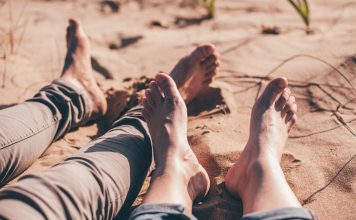 Fersenschmerzen: Ursachen, Symptome und Therapie Fersenschmerzen können einen ganz unterschiedlichen Ursprung haben, sind aber leider oft sehr schmerzhaft. Bildquelle: © Angelo Pantazis / Unsplash.com