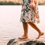 Unsere Füße freuen sich natürlich über jede Möglichkeit vollkommen ohne Schuhe laufen zu dürfen. Bildquelle: © Tabitha Turner / Unsplash.com