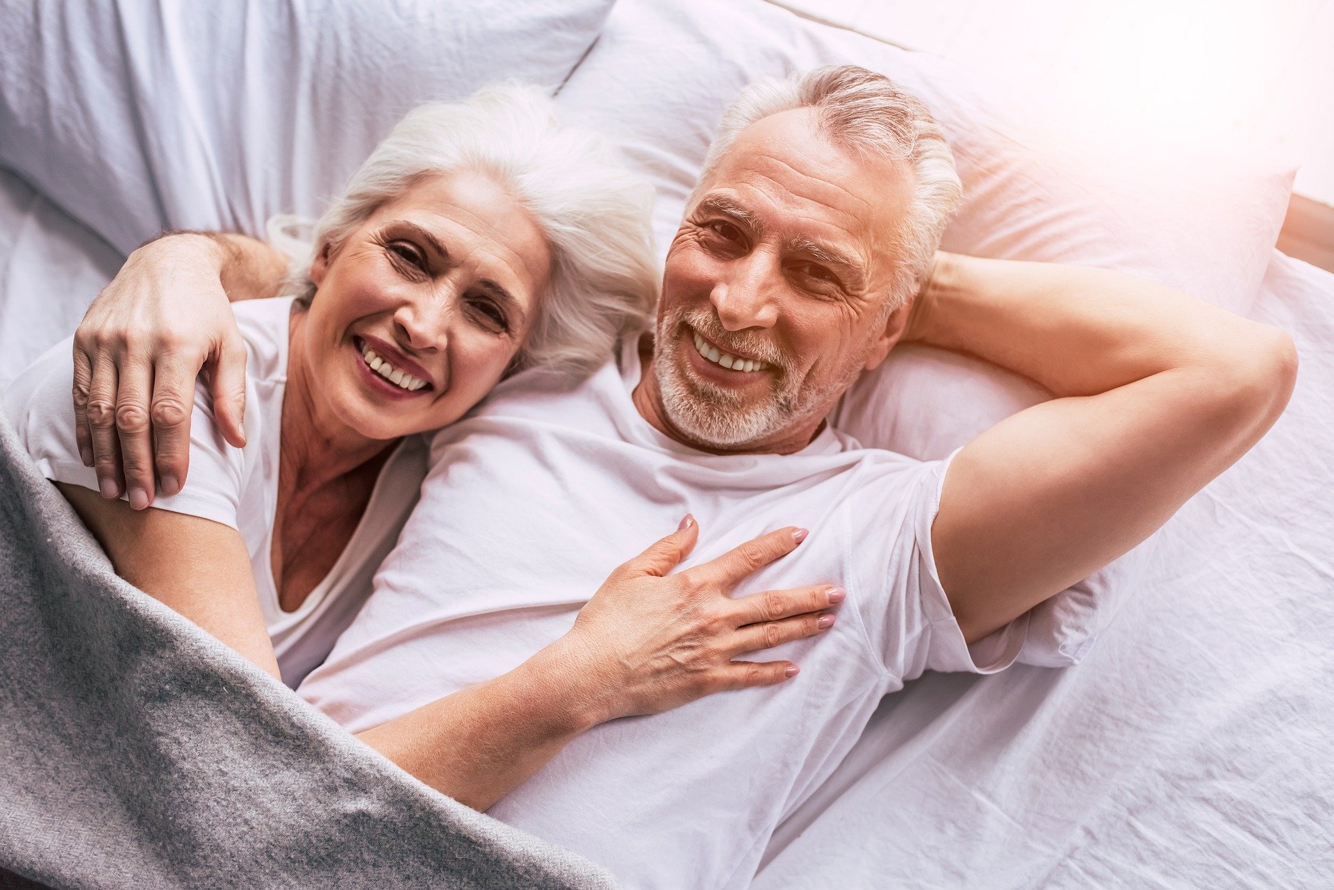 Guter Schlaf und ein vertrautes Miteinander sollte durch eine Inkontinenz nicht beeinträchtigt werden. Dank vieler Hilfsmittel können wir auch mit diesem Problem gut alt werden. Bildquelle: © Pixabay.com