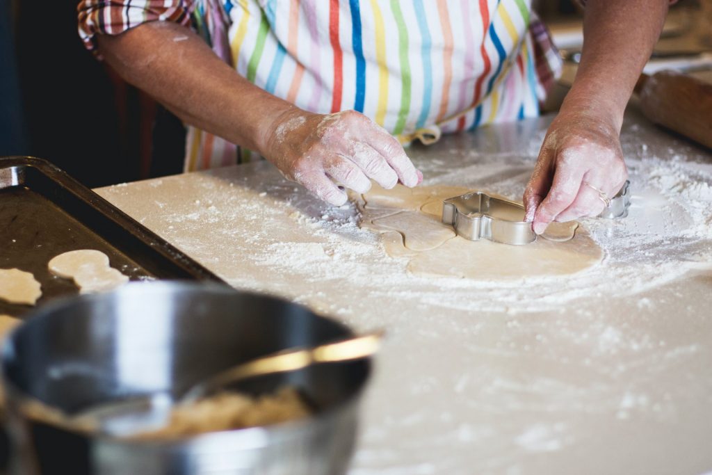 Die richtige Arbeitshöhe entscheidet natürlich zu einem Großteil mit, wie angenehm es sich in der Küche kochen und backen lässt. Bildquelle: © Kari Shea / Unsplash.com