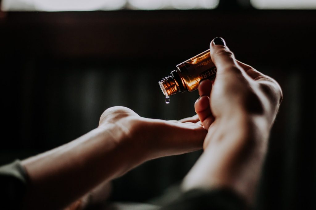 CBD Tropfen sind bisher die bekannteste Verabreichungsform. Bildquelle: © Christin Hume / Unsplash.com