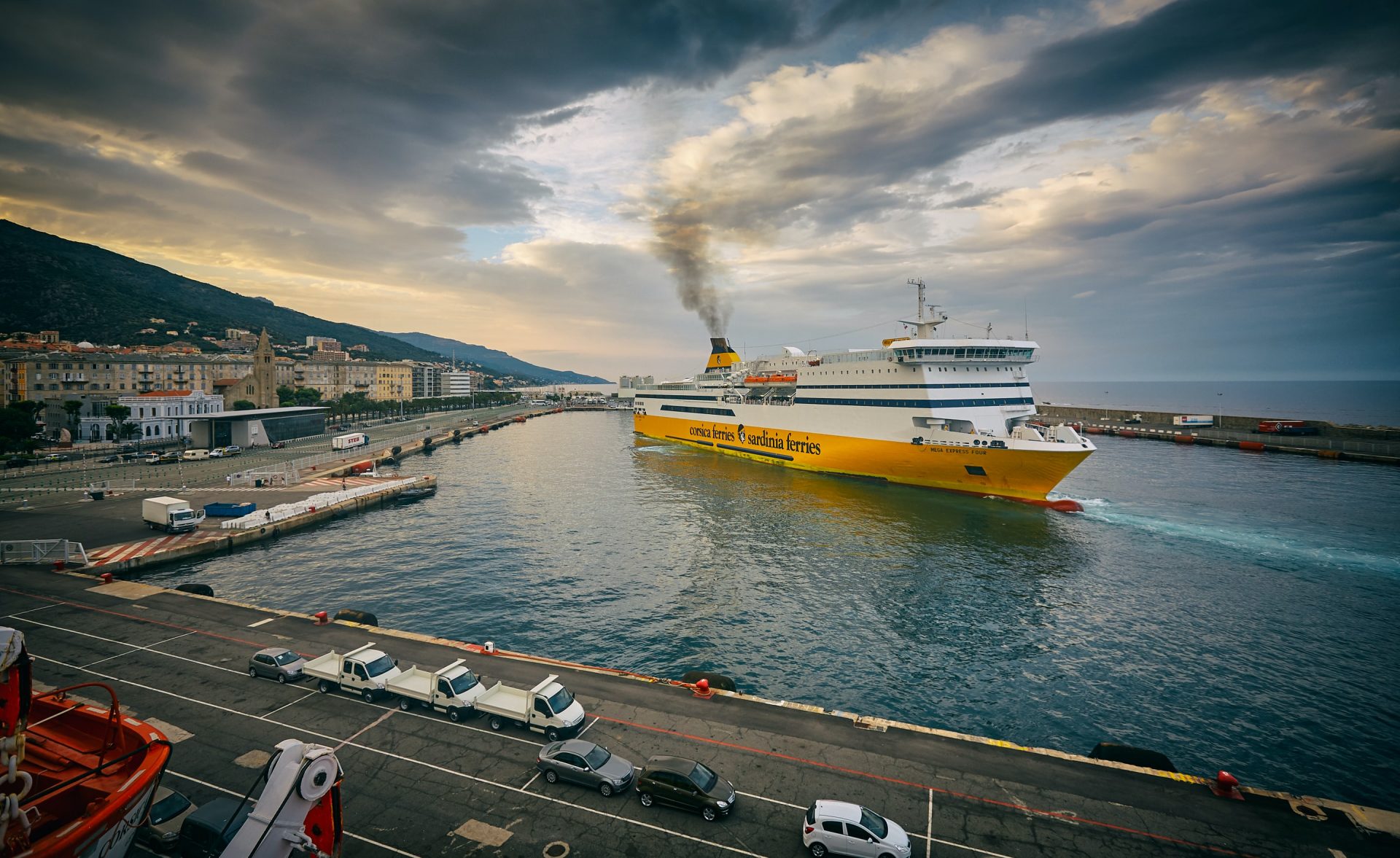 Reiseziele wie Korsika oder Sardinien bieten Kultur und mediteranes Flair und sind daher als Reiseziele mit dem Auto wunderbar geeignet. Bildquelle: © Massimo Virgilio / Unsplash.com