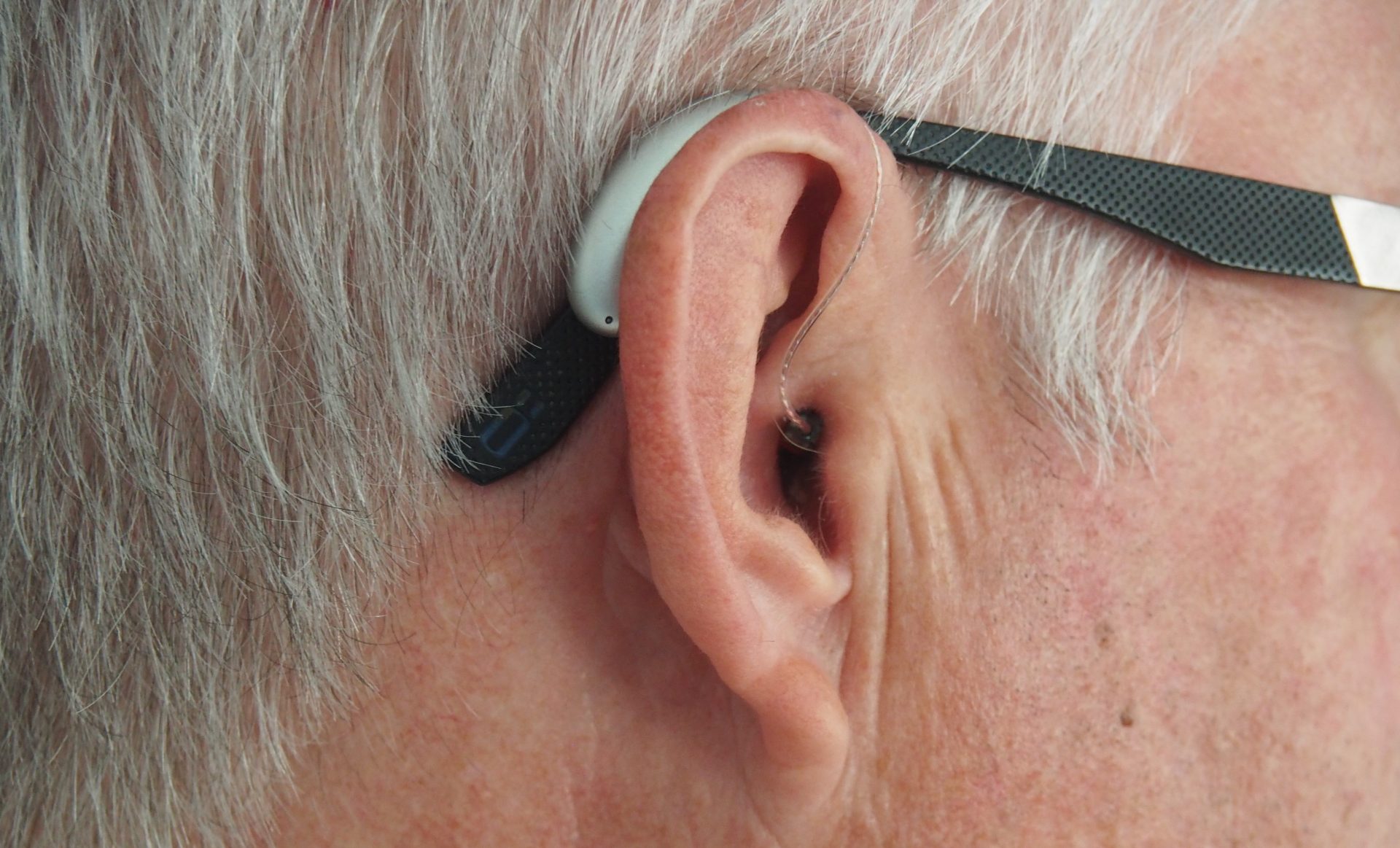 Moderne und vor allem sehr kleine Hörgeräte erleichtern unseren Alltag heute sehr. Bildquelle: © Mark Paton / Unsplash.com
