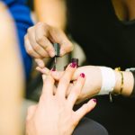 Viel einfach ist es natürlich sich den Nagellack von geschultem Fachpersonal auftragen zu lassen, aber mit einem ruhigen Händchen bekommt man es auch gut allein hin. Bildquelle: © Kris Atomic / Unsplash.com