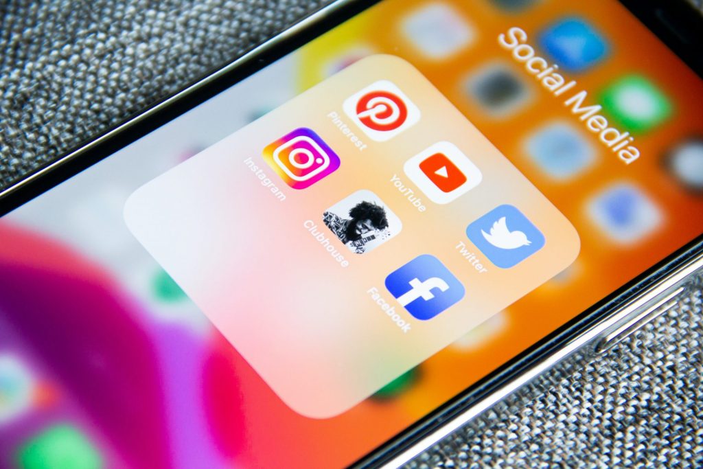 Es ist auf den Social Media Kanälen wie Facebook und Instagram ganz wichtig einen sog. Nachlasskontakt zu bestimmen Bildquelle: © Adem Ay / Unsplash.com