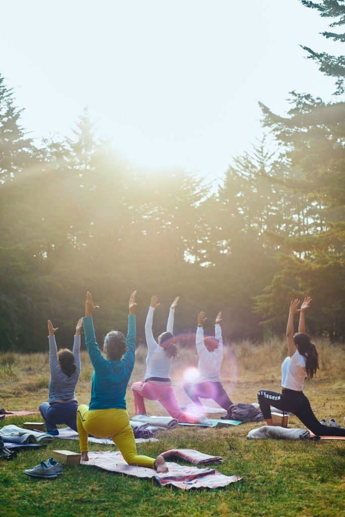 Erholung findet jeder in ganz unterschiedlicher Art und Weise. Die einen beim Yoga, die anderen auf der Fahrradtour oder beim Wandern. Bildquelle: © Amauri Mejia / Unsplash.com