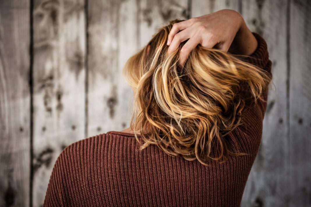 Mit den Wechseljahren geht bei den Frauen oft auch ein Verlust der gewohnten Haarpracht einher. Die hormonelle Umstellung lässt das Haar oftmals deutlich dünner werden. Bildquelle: © Tim Mossholder / Unsplash.com