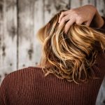 Mit den Wechseljahren geht bei den Frauen oft auch ein Verlust der gewohnten Haarpracht einher. Die hormonelle Umstellung lässt das Haar oftmals deutlich dünner werden. Bildquelle: © Tim Mossholder / Unsplash.com