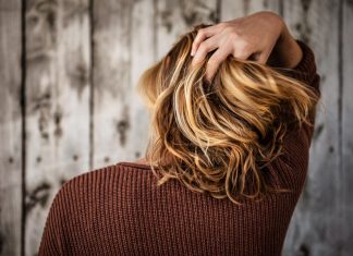 Haarausfall in den Wechseljahren: Ursachen und Behandlungstipps Mit den Wechseljahren geht bei den Frauen oft auch ein Verlust der gewohnten Haarpracht einher. Die hormonelle Umstellung lässt das Haar oftmals deutlich dünner werden. Bildquelle: © Tim Mossholder / Unsplash.com