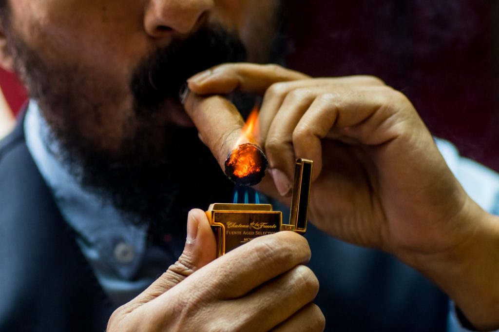 Das richtige Equipment spielt eine durchaus wichtige Rolle als Zigarrenraucher. Bildquelle: © Mohd Jon Ramlan / Unsplash.com