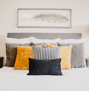 Besser schlafen: So finden Sie die richtige Matratze bei Rückenschmerzen im Alter! Boxspringbetten haben vor allem in den letzten Jahren einen großen Anklang bei der Generation 59plus erfahren. Bildquelle: © Isaac Martin / Unsplash.com