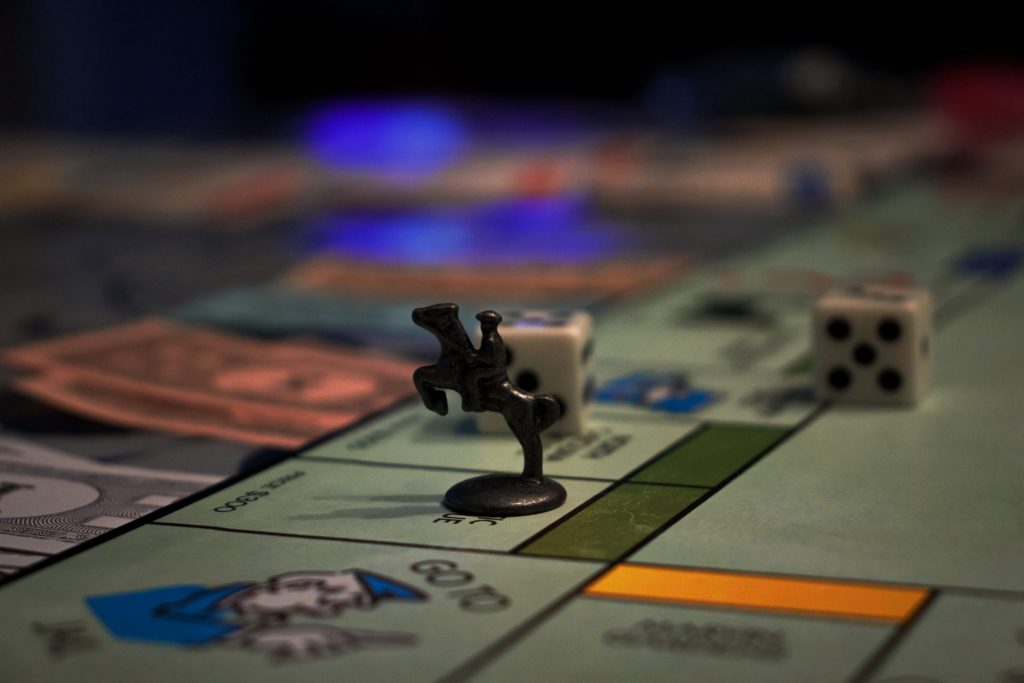 Wer kennt es nicht, das Strategiespiel Monopoli. Ganze Tage und Nächte verbringt man mit diesem Spiel. Bildquelle: © Aedrian / Unsplash.com