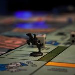 Wer kennt es nicht, das Strategiespiel Monopoli. Ganze Tage und Nächte verbringt man mit diesem Spiel. Bildquelle: © Aedrian / Unsplash.com