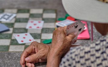 Spielen im Alter Spielen macht Spaß und trainiert gleichzeitig auch noch unsere grauen Zellen. Bildquelle: © Malcolm Lightbody / Unsplash.com
