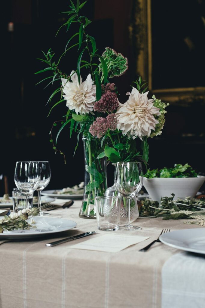 Passende Gläser und natürlich Blumen der Saison machen eine tolle Tischdekoration aus. Bildquelle: © Annie Spratt / Unsplash.com
