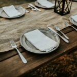 Ob ganz schlicht zu einem sommerlichen Abendessen oder festlich zu Ostern oder Weihnachten, die passende Tischdekoration sorgt immer für eine angenehme Stimmung. Bildquelle: © Hannah Busing / Unsplash.com