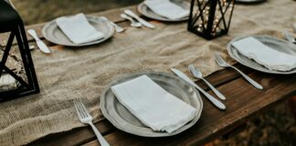 Tischdekoration für die ganze Familie: Diese Optionen bietet das Internet Ob ganz schlicht zu einem sommerlichen Abendessen oder festlich zu Ostern oder Weihnachten, die passende Tischdekoration sorgt immer für eine angenehme Stimmung. Bildquelle: © Hannah Busing / Unsplash.com