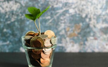 Der Umgang mit Geld im Alter – welche Möglichkeiten gibt es? Sein Geld vor allem im Alter richtig zu investieren bedarf durchaus guter Sachkenntnis oder guter Beratung. Bildquelle: © Visual Stories Micheile / Unsplash.com