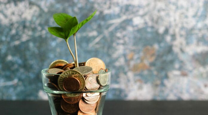 Der Umgang mit Geld im Alter – welche Möglichkeiten gibt es? Sein Geld vor allem im Alter richtig zu investieren bedarf durchaus guter Sachkenntnis oder guter Beratung. Bildquelle: © Visual Stories Micheile / Unsplash.com