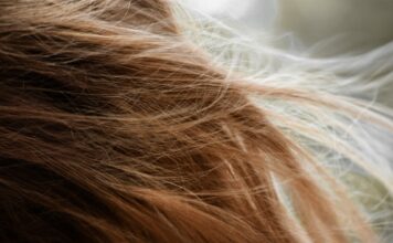 Haare schneller wachsen lassen? Mit diesen Tricks klappt es! Lange Haare sind schon lange keine Frage des Alters mehr. Bildquelle: © Taylor Smith / Unsplash.com