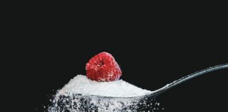 Glykation der Haut: Macht Zucker unwiderruflich Falten? Zucker ist in seiner Reaktion mit anderen Proteinen oder Fetten für die Glykation in unserem Körper verantwortlich. Bildquelle: © Myriam Zilles / Unsplash.com